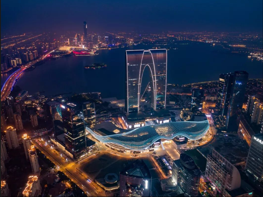 夜景照明工程：城市夜经济的璀璨画笔